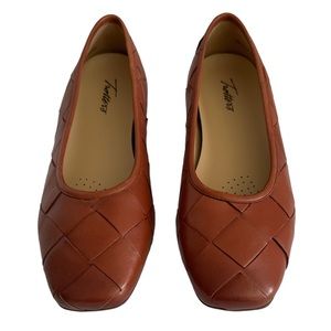 SOLD 🆕 NWOT Trotters Hanny Leather Ballet Flat in Brown Women’s Size 9